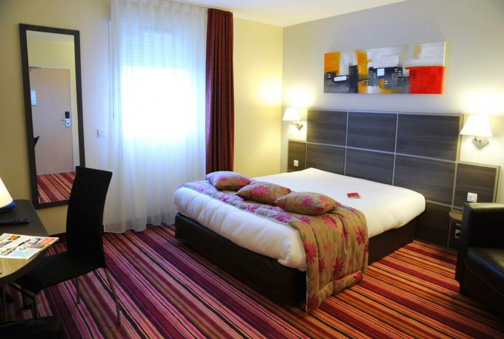 Chambre Supérieure de l’Actuel Hôtel à Andrézieux-Bouthéon