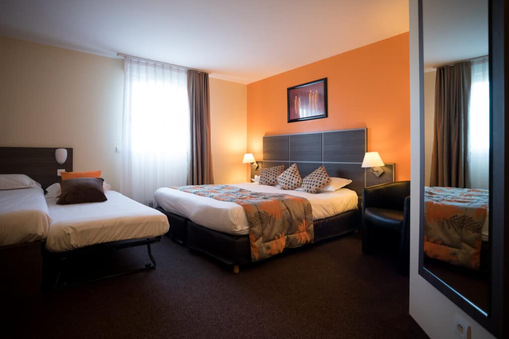 Chambre familiale de l’Actuel Hôtel à Andrézieux-Bouthéon proche de Saint-Étienne