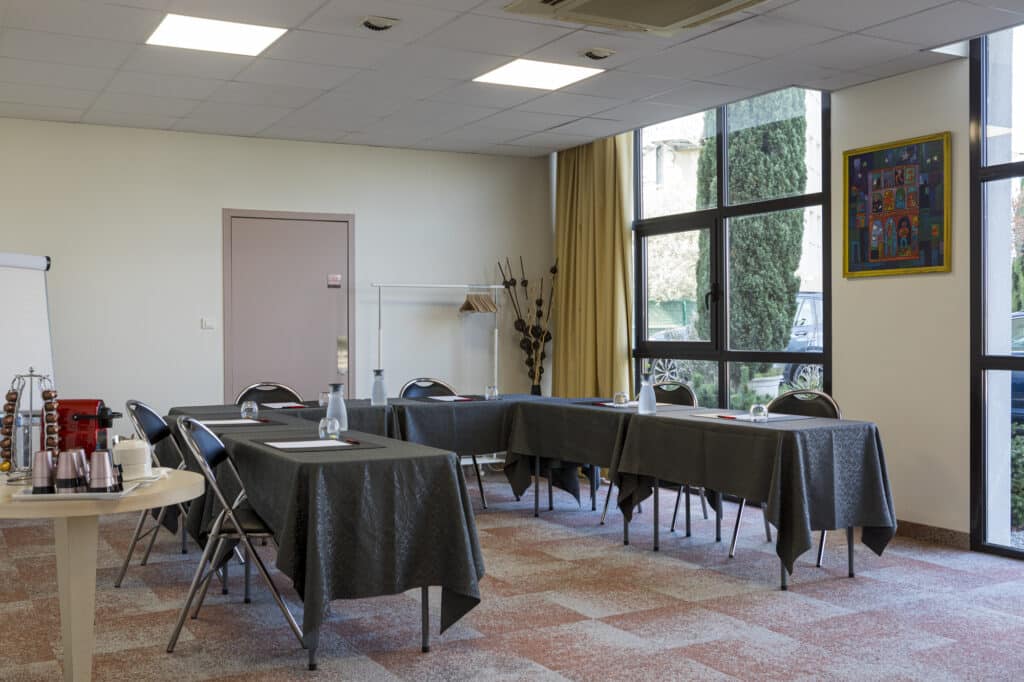 Salle de réunion lumineuse en configuration U à l’Actuel Hôtel Andrézieux-Bouthéon